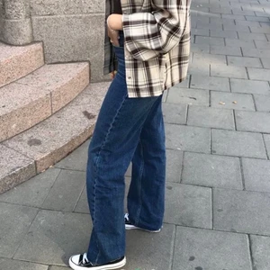 Jeans  - Säljer mina super fina mörkblåa raka jeans, endast använda en gång och är i superfint skick 🥰skriv för fler frågor 