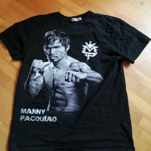 Pacman tshirt - Något för boxningsfantasten kanske? Svårt t-shirt med Manny Pacquiao. Storlek M, fint skick. Frakt: 42 kr i postens påse 