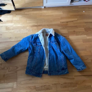 Levis fodrad oversize jeansjacka  - Jeansjacka från Levis, använt 1 gång så i princip helt ny.  Den är väldigt oversize och baggy. Buda i kommentarerna. Köparen står för frakt