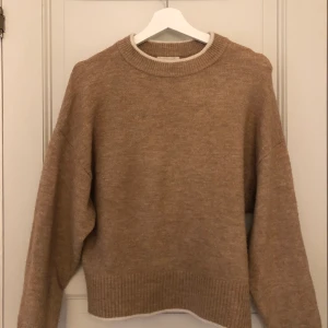 stickad tröja - säljer min stickade tröja från hm. köpte för 199 kr. andvänd ett fåtal gånger