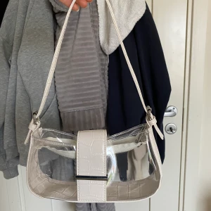 Väska  - MÅNGA INTRESSERADE BUDA I KOMMENTARERNA ⬇️. Ascool väska från Asos, inköpt för 200 säljer för 50. Nyskick använd en gång. Skriv privat vid intresse 💓 Frakt tillkommer 