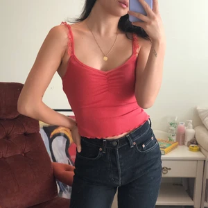 RÖD TOPP från Glassons i storlek XS - Endast använd ett fåtal gånger, basically i nyskick, tight passform, spetts band. Storlek XS 🧚🏻‍♀️