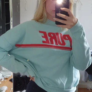 "Neon" blå tröja ifrån Stay! - Superfin tröja ifrån STAY (Carlings), användts några gånger så lite nopprig. PURE "tryck" i rött( lite läderkänsla typ). Superskön men inte för varm.