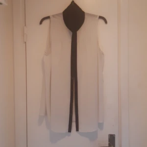 Lipo lipo linne - Långt linne i str 38, lite genomskinligt tyg,så väldigt snygg med någon snygg Bh under eller något annat snyggt linne 