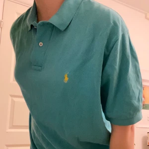 Raffe piké - Snygg piké från Raulp Lauren, storlek L. Färgen är svår att få på bild, den är starkare turkos i verkligheten.