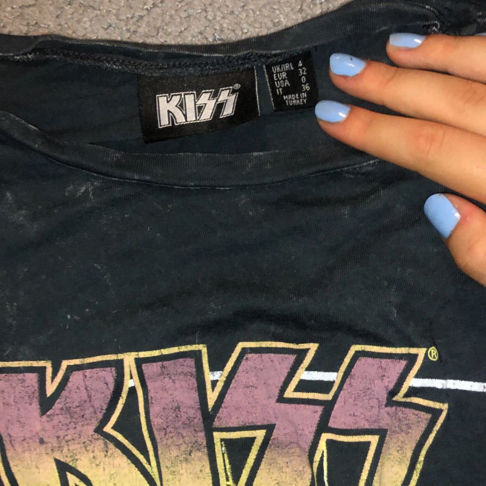 Grå kizz t-shirt, ”slitet” tryck för en 80-tals känsla. Stl S enligt mig, men se även andra storlekar på sista bilden💕 Vid fler intresserade blir det budgivning så buda i kommentarerna tills på onsdag. Skriv om du har frågor eller vill köpa tröjan🤍. T-shirts.