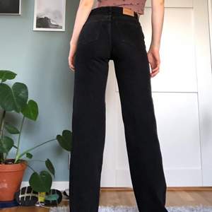 vida jeans från monki. modellen heter yoko och de är i en cool svart färg som passar till allt. kan mötas upp i växjö eller så står köparen för frakten.