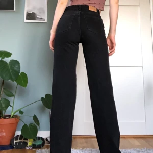 monki Yoko jeans - vida jeans från monki. modellen heter yoko och de är i en cool svart färg som passar till allt. kan mötas upp i växjö eller så står köparen för frakten.