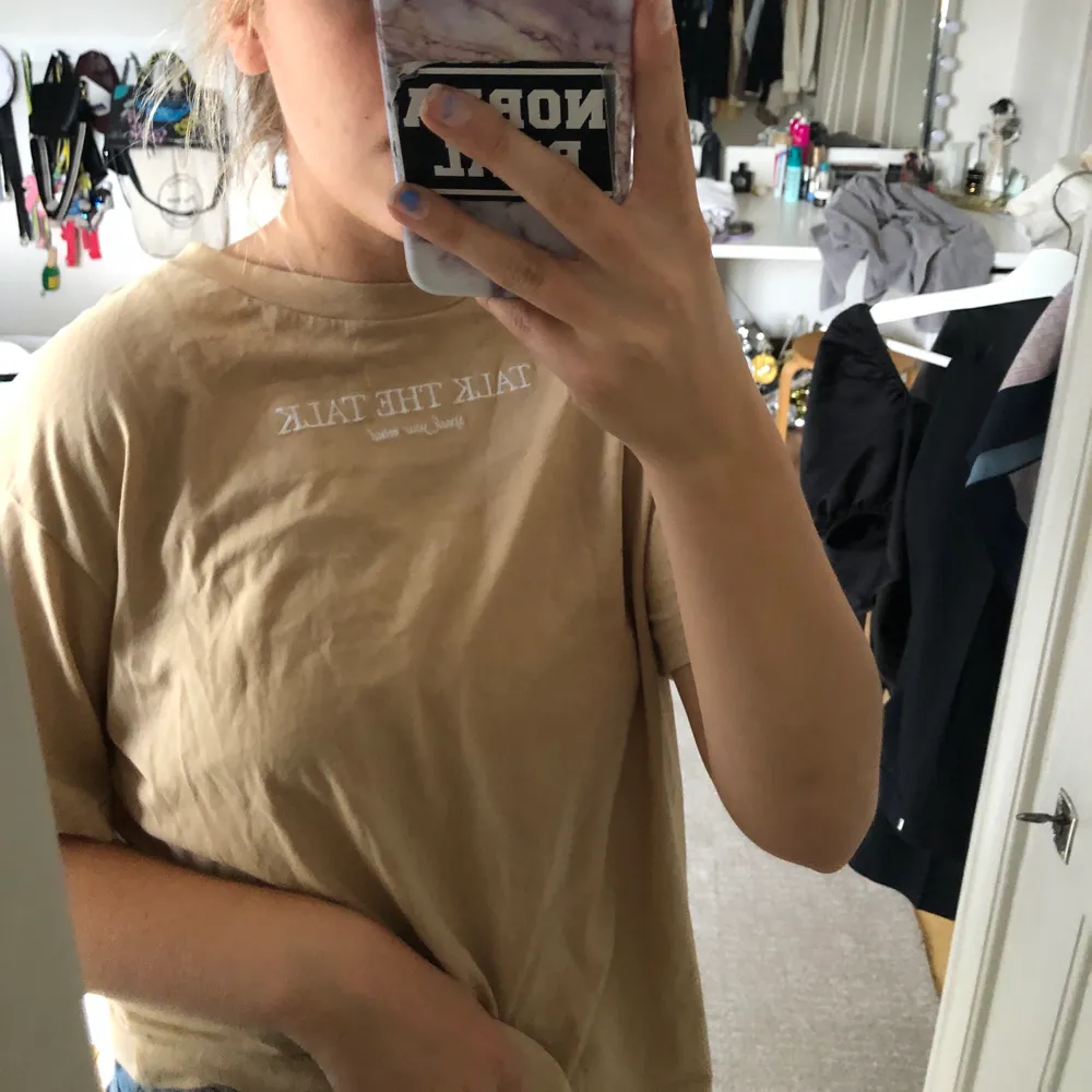 Så fin tisha från mango i en najs beige färg mer som på andra bildeeeeen!!!😍😍. T-shirts.