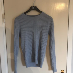 Stickad tröja från Gina😊 - Tröjan är ungefär 2 år gammal. Men inte alls mycket använd. Mycket fint skick. Kostar 50 kr + frakt😊. Skriv te mig privat ifall du är intresserad. Är i storlek M, men den är lite mindre i storleken. Så den funkar på en som har S också. 