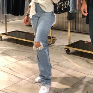Zara jeans - Ljusa zara jeans med hål i storlek 36!! Lite slitna men inget man tänker på, en del som lossnat, kan skicka bild❤️ originallängd!!