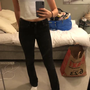Crocker svarta jeans st 28/33 - Hej! Jag ska sälja dessa jeans från Crocker i st 28/33. De passar även mig och brukar ha 34 och 36 i byxor! Skriv vid intresse. Högstbjudande får dem. Mycket bra skick ( är 170 cm )