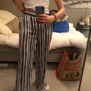 Zara byxor st M - Hej! Jag ska sälja dessa byxor från Zara i st M. De passar även mig och brukar ha 34/36 i byxor! Skriv vid intresse. Högstbjudande får dem. Använda 1-2 ggr, mycket bra skick. ( är 170 cm )