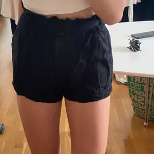 Svarta shorts med ett luftigt tyg 