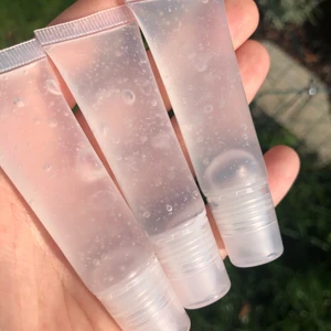Clear lipgloss - Ett genomskinligt läppglans som återfuktar och ger en glossy finish! Smak av päronsplit😋Endast 39 kronor(inkl frakt)💞💞
