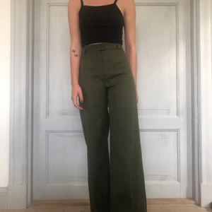 Vida byxor - Snygga byxor som behöver ett nytt hem. Älskar dom men används sällan. 55% polyester 45% ull. Jag är 164cm. Skriv för fler bilder:)