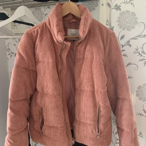 Rosa Manchester jacka  - Säljer denna superfina jacka ifrån Vero Moda! Det finns ett svart märke på ena armen, ej testat att tvätta den så det skulle nog kunna försvinna i tvätten! Superfin och varm men den är lite för stor på mig!köpt för 599kr.  Köparen står för frakten💓