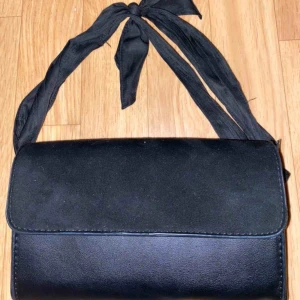  - Väska använd 1 gång, liten men rymlig, köpte den för 399 kr på en butik utomlands 