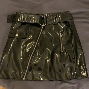 H&M Strl 38 - Säljes för 50 kr, latexkjol aldrig använd