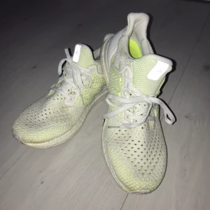 Booster  - Gul-vita boosters i strl 44. Väldigt bekväma. Väl använda. Bra skick. Köparen står för frakten.