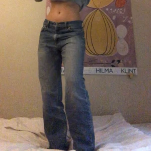 Lee jeans - Jätte snygga baggy jeans från lee! Funkar om man har mindre strl än s beroende på hur baggy man vill ha dem. Jag är 169 cm lång Väldigt bra skick. 💞💞Högsta bud just nu: 500, buda gärna i kommentarerna 