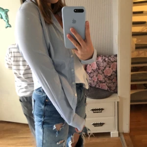 Skjorta - Vit blå randig skjorta ifrån H&M  i st 36 💙🤍 köparen står för frakten