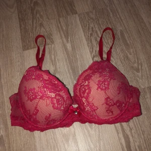 Röd spets bh  - En röd spets bh i bra skick från H&M, strl 75C! 