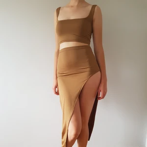 Brunt set - Superfint brunt set med slit. Går att använda var och en för sig samt tillsammans. Står M men kommer passa bra på S också. Säljer setet för 149kr exklusive frakt (44kr) men frakt ingår alltid vid köp över 300kr. Skriv i dm vid intresse eller för frågor 🧡