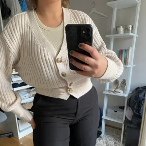 Beige kofta  - Fin beige kofta från NA-KD. Är en XS,  men passar även S 