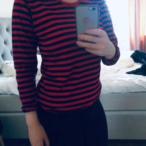 Marimekkotröja - Tröja från Marimekko i mörkblått-rött 🥰 mycket fint skick, har använt den enstaka gånger. Har ett jättelitet hål upptill som syns på andra bilden.. 130 kr inkl frakt. 