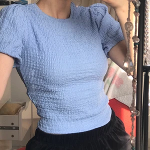 topp från pull&bear - supersöt topp med puffärm från pull&bear i storlek S, den är lite mer färgstark i verkligheten! köparen står för frakten