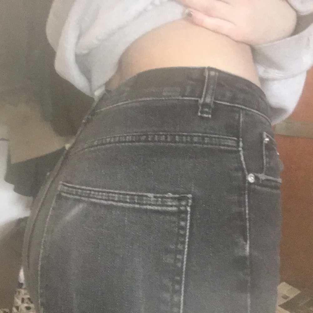 Så flattering jeans från Gina tricot i modellen Leah. De är i bra skick men finns ett telefonavtryck på bakfickan (sista bilden). De sitter lite kort på mig som är 173.. Jeans & Byxor.