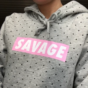 Grå prickig hoodie💙 - Ny och oanvänd grå prickig hoodie💖Sååå mysig och skön inuti🥰Köptes för 350kr💓Rosa tryck och svarta prickar💜