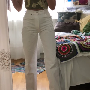 Vita jeans - Världens finaste jeans ifrån zara i världens finaste modell, de är lute mer baggy än var det ser ut som på bilden💗 de är i storlek 34 och lite för små för mig som är en 36! Tyvärr så har dragkedjan gått sönder lite längst ner därför nedsatt pris. Kan tänka mig att byta mot ett par 36