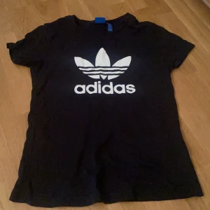 Adidas T-shirt  - Aldrig använd