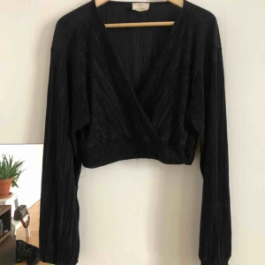  - Tröja från Urban Outfitters, använd. Köparen står för frakten 52 kr. 