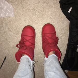 Inuikii skor  - Röda inuikii skor i den större modellen Perfekr till vintern! Lite slitna vid snörena men bara använda lite förra vintern! Inköpta 2019 