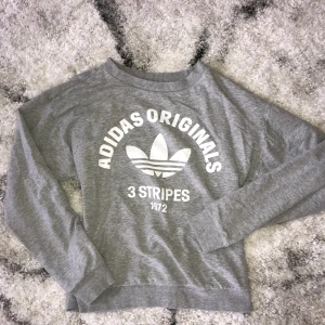 Adidas sweatshirt - Svinsnygg och skön tröja från adidas i lite tunnare och ”stretchigt” material. Strl UK8, dvs 38. 70kr eller högsta bud
