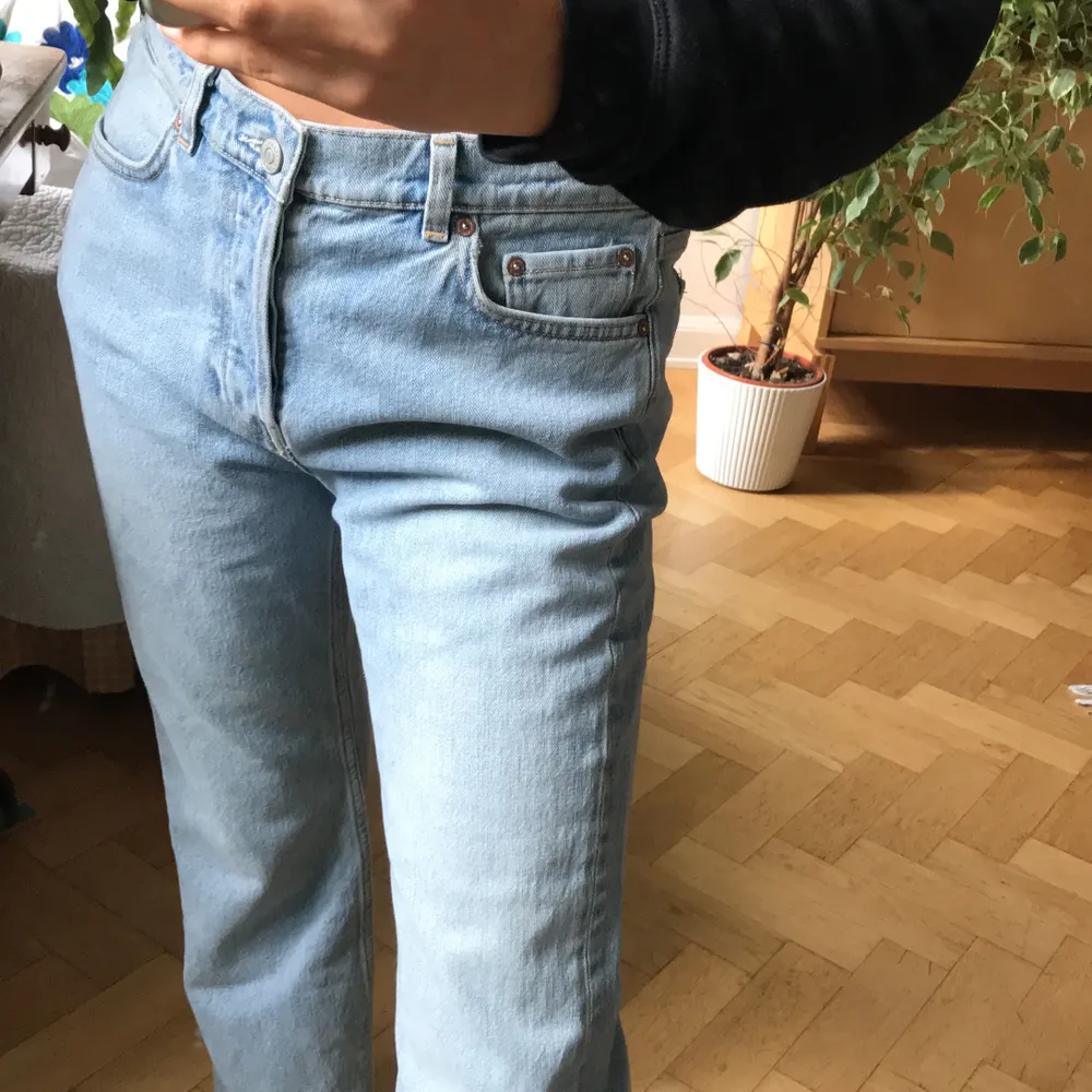Jätte fina jeans från otherstories som är använda ungefär 5 gånger köpte för 690 men säljer för 300 storlek 28, frakten kostar 79kr. Jeans & Byxor.