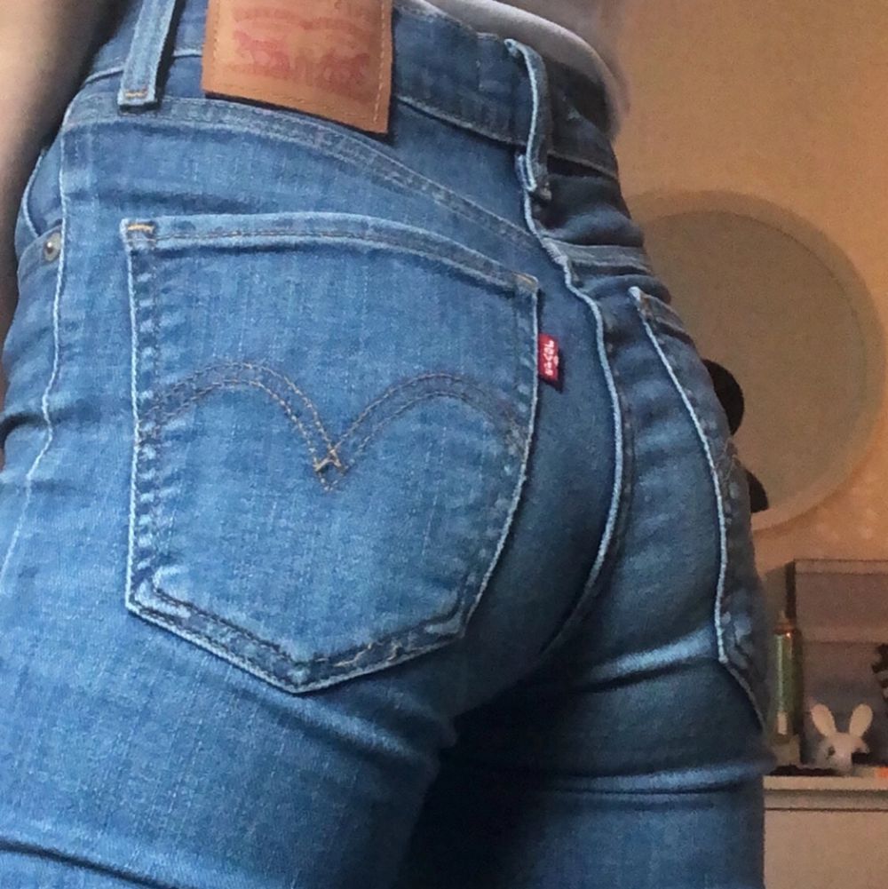 Ett par levi’s jeans i modellen Mile high super skinny. De är i bra skick men väl använda. Köparen står för frakten💞. Jeans & Byxor.