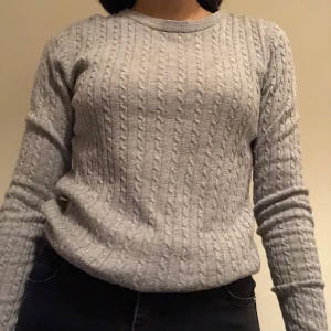 Enkel stickad tröja - Grå, enkel, tunn stickad tröja. Söt och sitter fint. Har bara använt ett par gånger. Om du beställer fler kläder från mig behöver du inte betala frakt separat för alla produkter❗️❗️