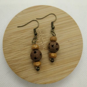 Handgjorda örhängen av trä - Handgjorda trä-örhängen. 🌱