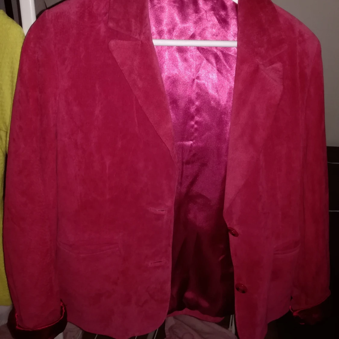 Hallonröd kavaj med fickor