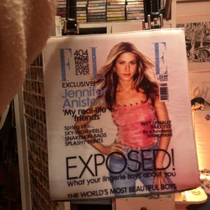 Y2K jennifer aniston väska - Cool ovanlig y2k väska med jennifer aniston på. Perfekt storlek för en utekväll och är också rymlig. Har en minimal fläck som ni ser, går säkert bort om man tvättar lite och syns knappt irl. Köparen betalar frakt elr så möts jag i stockholm💘