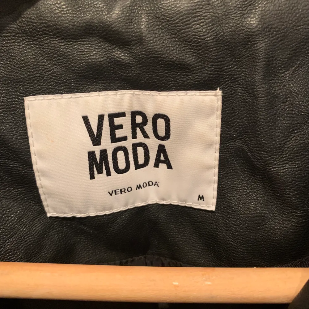 Svart skinnjacka med nitar från Vero Moda  strl M  50% polyester , 50% viskos  Endast använd 2-3 ggr (som ny)   Finns att hämta i huvudsta  Kan skickas (köparen står för frakten) . Jackor.