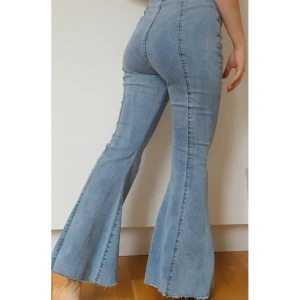 BOOTCUT jeans  - Bootcut jeans köpt på shein. Aldrig använt. I ny skick. Säljer pga att det är inte min stil. De är tighta men komfortabelt. Skulle passa storlekar S och M