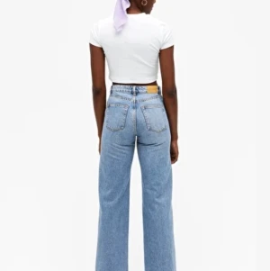 Monki jeans - Jätte fina monki jeanse i ny skick, sitter jätte fint och vra pass form. Skriv till mig privat om ni är intresserade. Startbud börjar på 250kr+frakt💕💕