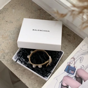 BALENCIAGA  - Säljer detta superfina armband från balenciaga. I storlek small. Kartong medföljer. Självklart äkta! 600kr eller bud