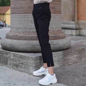 Byxor  - Jätte fina kostymbyxor, är lite stora för mig så därför jag säljer dom