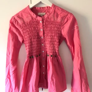 Oddmolly blus - Oddmolly blus i en magisk rosa färg! Använd ett fåtal gånger därav i bra skick. Blusen är ”ribbad” framtill och har paljetter vilket gör den festligare. Blusen har även små detaljer som gör den mer festlig och exklusive! 